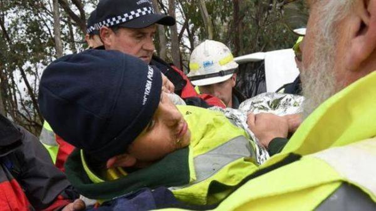 Momento del rescate del niño australiano que pasó cuatro días perdido en el bosque.-