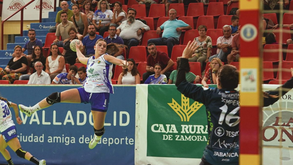 Lydia Blanco lanza desde el extremo. / EM