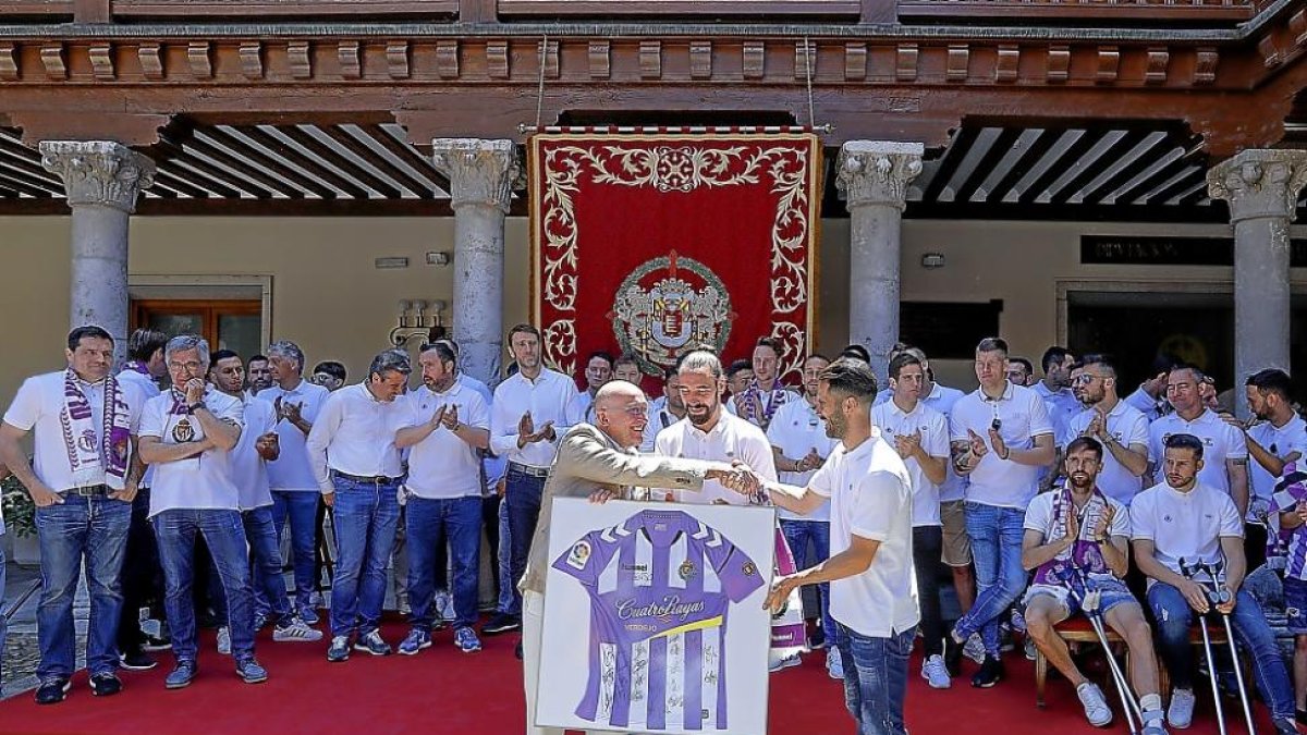 Jesús JulioCarnero recibe de manos de Borja yMoyano una camiseta firmada delRealValladolid.-J.M. LOSTAU