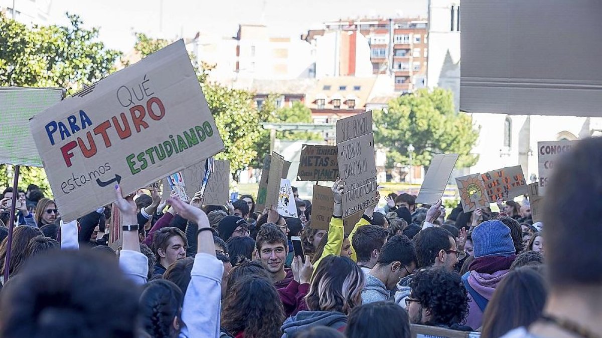 Estudiantes durante la concentración frente al cambio climático ayer en la Plaza de Portugalete.-ICAL