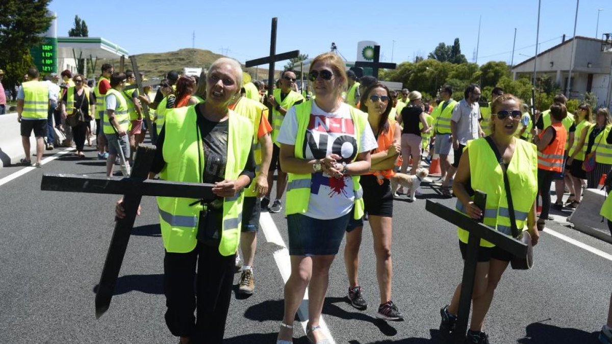 Los manifestantes portaron cruces para condenar las muertes en la N-1 y reivindicar la liberalización de la AP-1.-ICAL