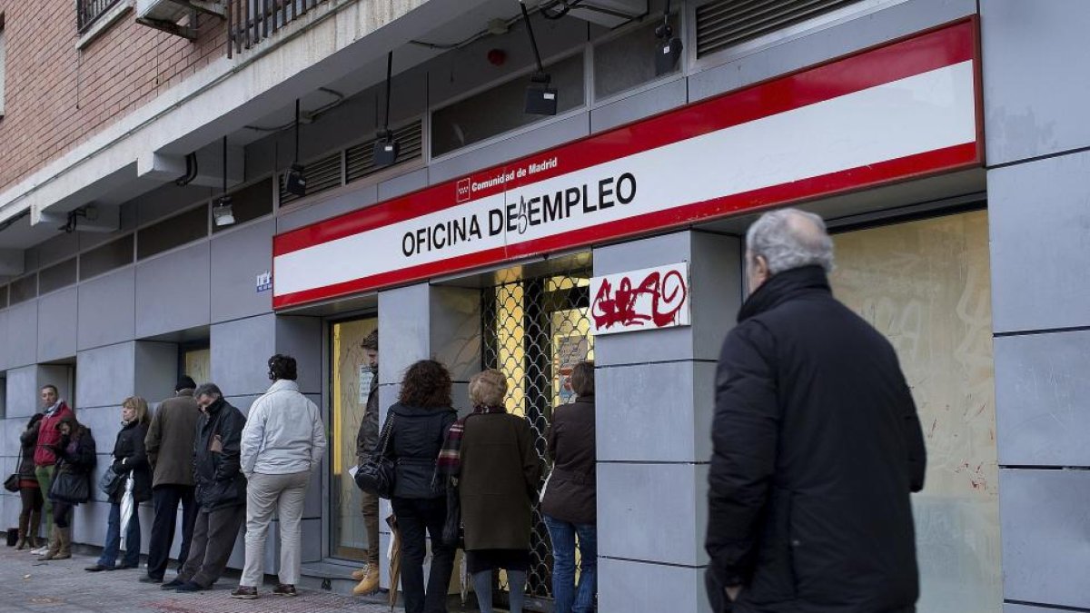 Cola a la entrada de una Oficina de Empleo INEM.-E.M.