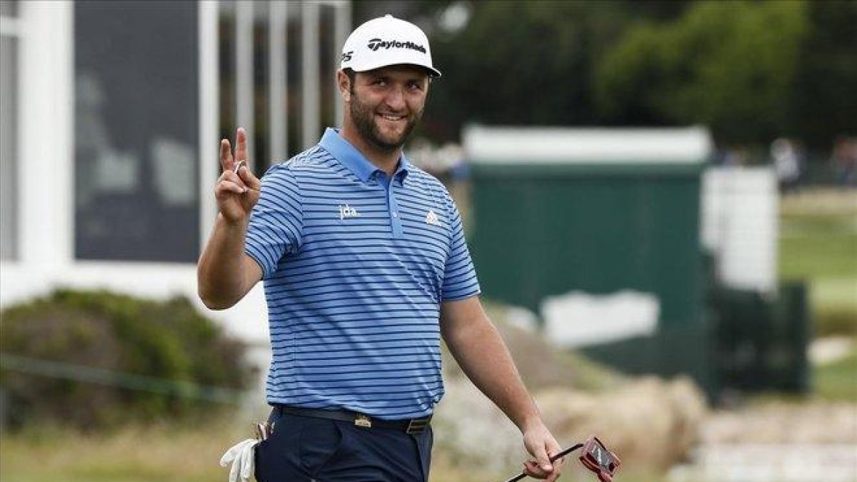 Jon Rahm saluda al público durante la tercera ronda del US Open.-ETIENNE LAURENT (EFE)