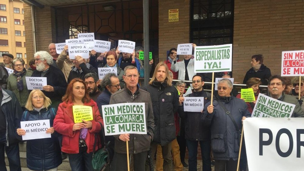 Fernández se mezcló entre los arandinos que ayer protestaron por las carencias de la sanidad en la Ribera del Duero.-ICAL