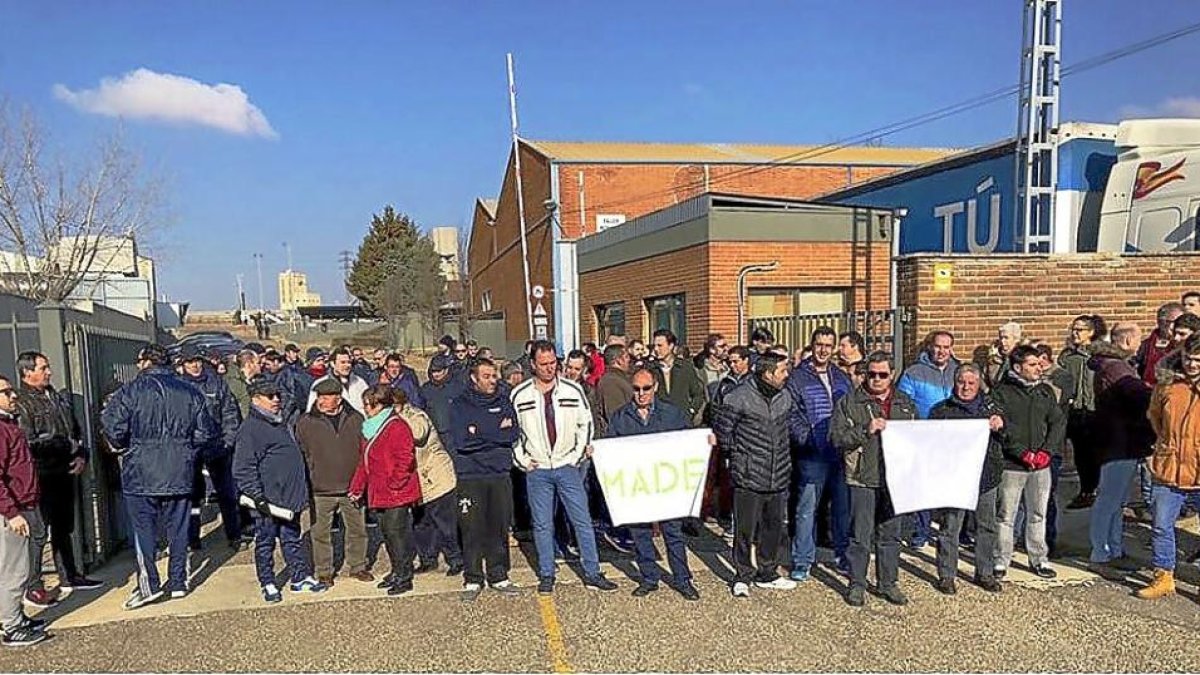 Concentración a las puertas de la factoría Isowat Made en Medina del Campo el pasado 22 de febrero.-EL MUNDO