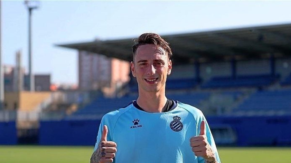 El vallisoletano Fernando Calero posa con la camiseta del Espanyol.-RCDE