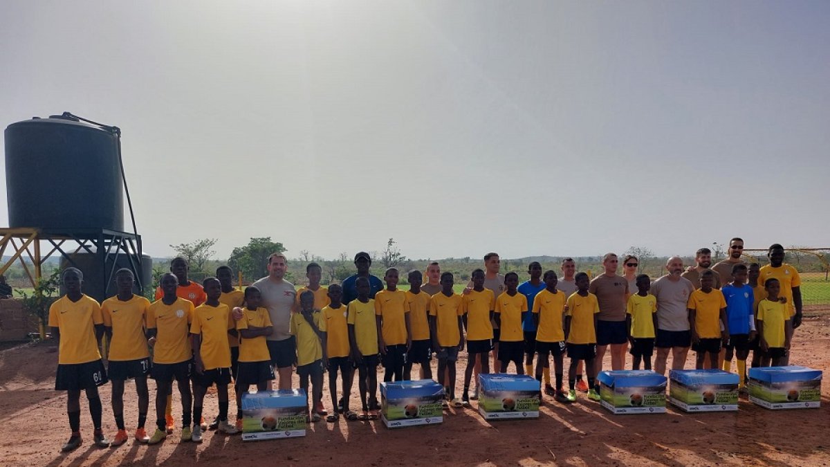 Entrega de botas a la Academia Kanoute en Mali en colaboración con la base militar española en la zona. / EL MUNDO