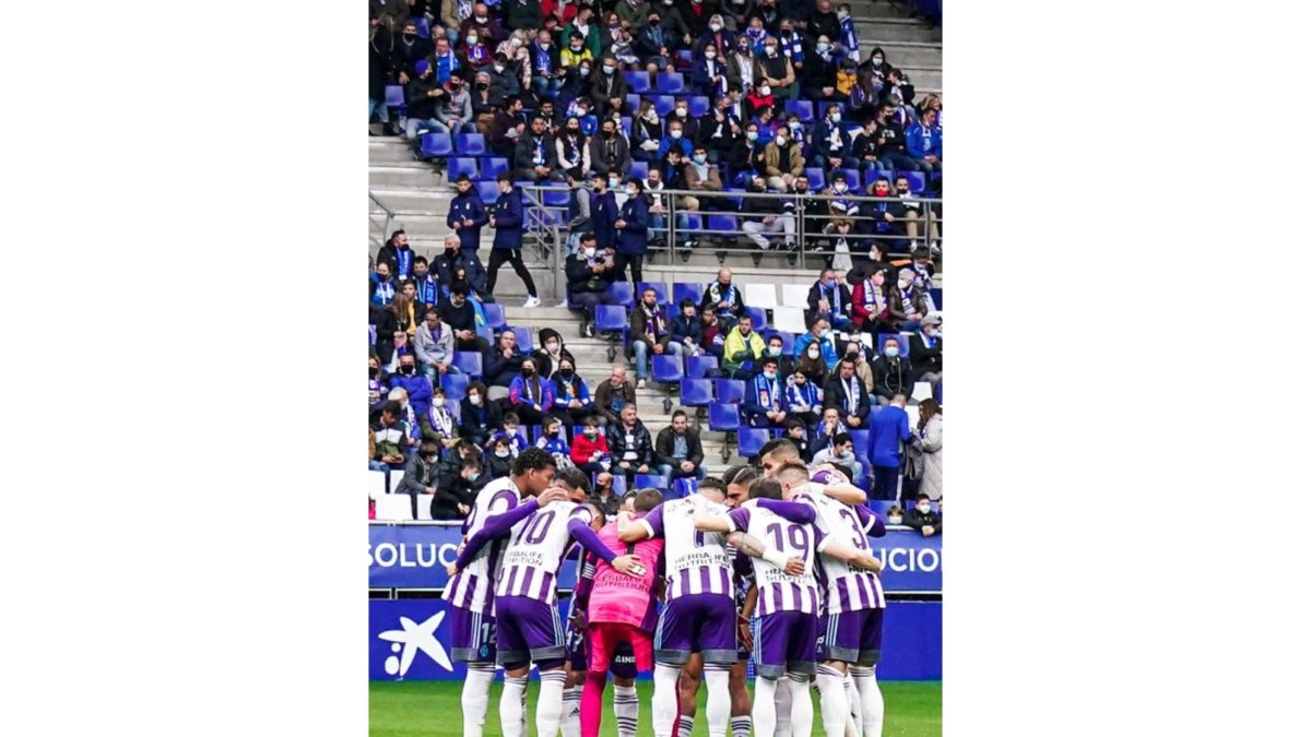 Los jugadores blanquivioleta hacen en Oviedo su habitual corro antes del partido. REAL VALLADOLID