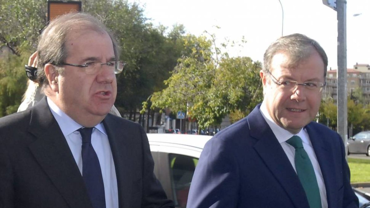 El presidente de la Junta de Castilla y León, Juan Vicente Herrera, y el consejero de Fomento y Medio Ambiente, José Antonio Silván, entran al acto de entrega de medallas al Mérito de la Policía Local y de la Protección Ciudadana de Castilla y León 2014-Efe