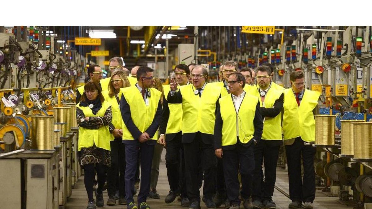 Juan Vicente Herrera, en el centro de la imagen, en un momento de la visita, ayer,  a la factoría belga Bekaert Burgos (Ubisa).-RAÚL G. OCHOA