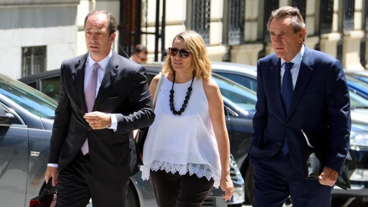 El expresidente del Port de Barcelona, Sixte Cambra, a la derecha, con su abogado Rafael Entrena.-TANIA TAPIA