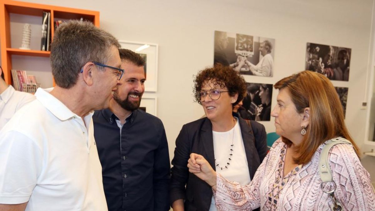 El exdirigente socialista Jorge Félix Alonso (I) y el secretario general del PSCyL, Luis Tudanca (2 I), conversan momentos antes de comenzar el homenaje por parte de la Asociación de Personas Sordo-Ciegas de Castilla y León-ICAL