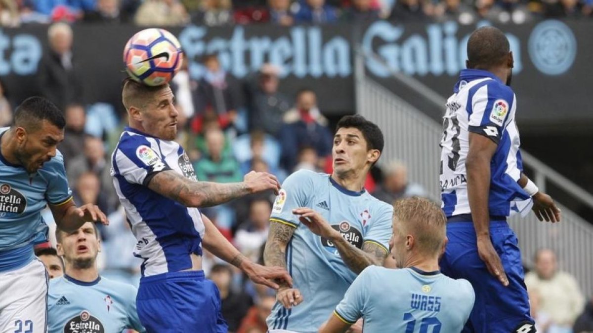 Albentosa cabecea en la jugada que supuso el único gol del Depor.-EFE / SALVADOR SAS