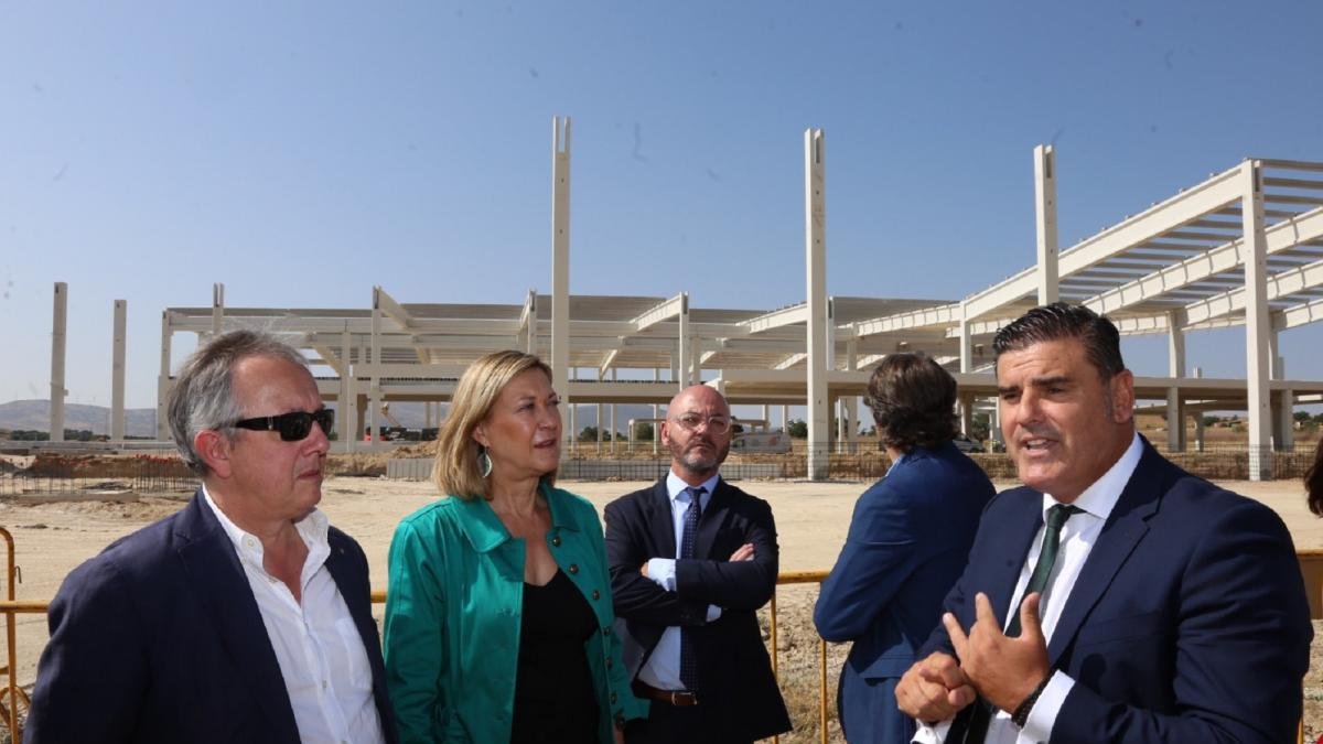 La consejera de Economía y Hacienda, Pilar del Olmo, visita el nuevo polígono industrial Valdeherrera de Villacastín.-ICAL
