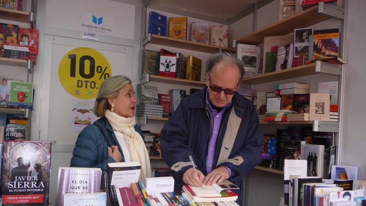 Atilano Sevillano firma libros en la plaza Mayor de Valladolid.-TWITTER