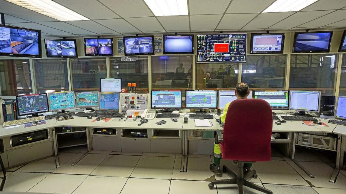 Un operario controla todo el proceso de fabricación a través de los ordenadores.-MIGUEL ÁNGEL SANTOS