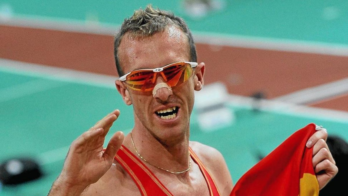 Sergio Sánchez saluda al público tras finalizar una carrera.-EL MUNDO