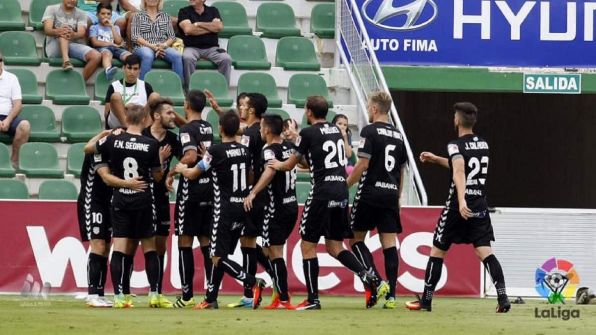 Jugadores del Lugo celebran uno de los tres goles marcados al Elche.-LA LIGA
