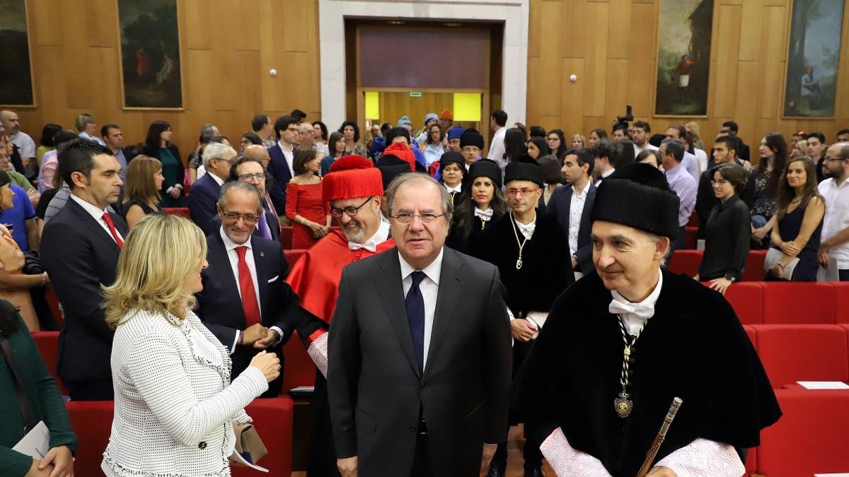 El presidente de la Junta, Juan Vicente Herrera, participa en la inauguración del curso en la Universidad de Valladolid junto a rector Antonio Largo.-MIRIAM CHACÓN / ICAL