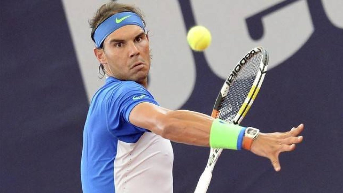 Rafael Nadal devuelve una bola a Fernando Verdasco durante el partido de primera ronda del torneo de Hamburgo-Foto:  EFE/ DANIEL BOCKWOLDT