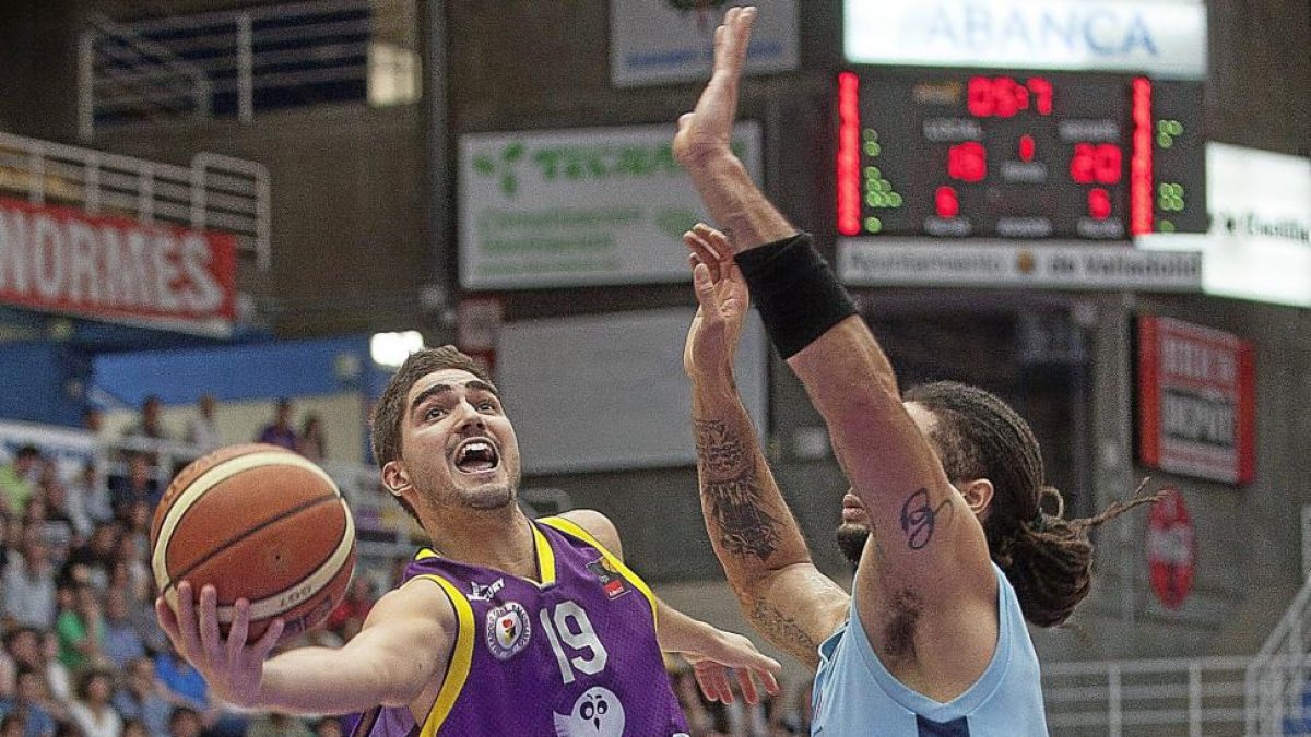 Óscar Alvarado intenta entrar a canasta durante su etapa con el CB Valladolid.-PABLO REQUEJO