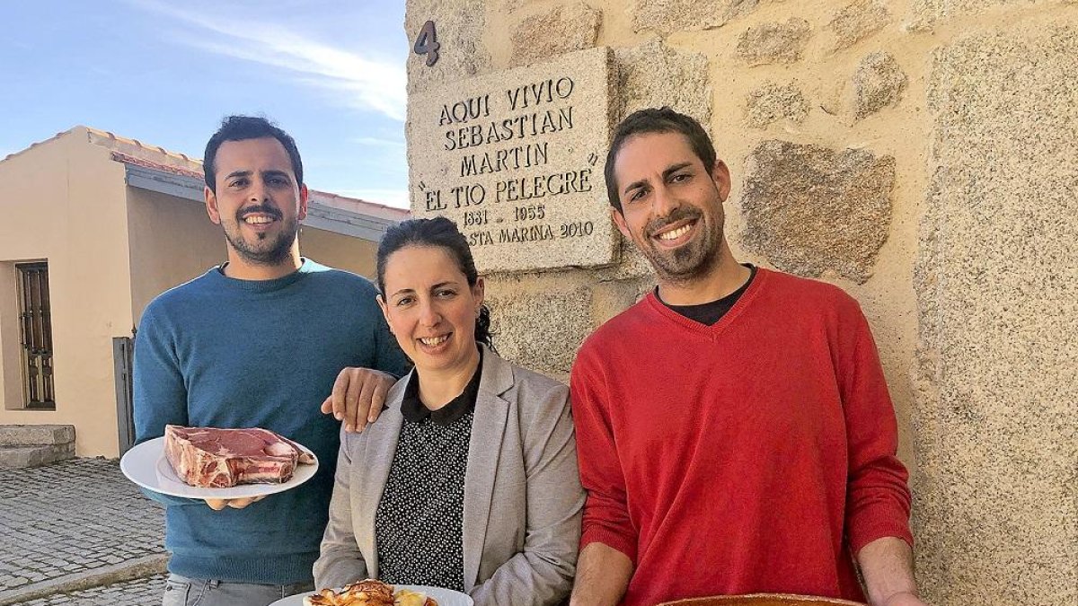 Ana y José María Nieto, junto a Diego Izquierdo, a la puerta del restaurante rural Argusino, en la localidad sayaguesa de Villar del Buey.-