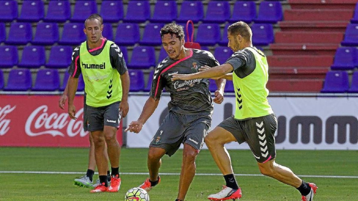 Marcelo Silva toca el balón ante el marcaje de Samuel, ayer, en Zorrilla.-Pablo Requejo