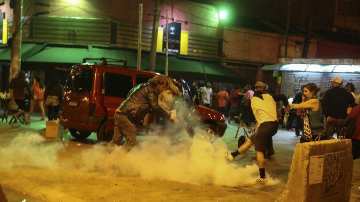 Enfrentamiento entre policía y simpatizantes de Dilma Rousseff, durante la protesta de este domingo en Sao Paulo.-EFE / SEBASTIAO MOREIRA