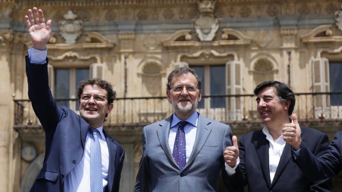 El presidente de gobierno en funciones Mariano Rajoy se da un paseo por el centro de Salamanca en compañía de los candidatos y responsables de partido en la ciudad-ICAL