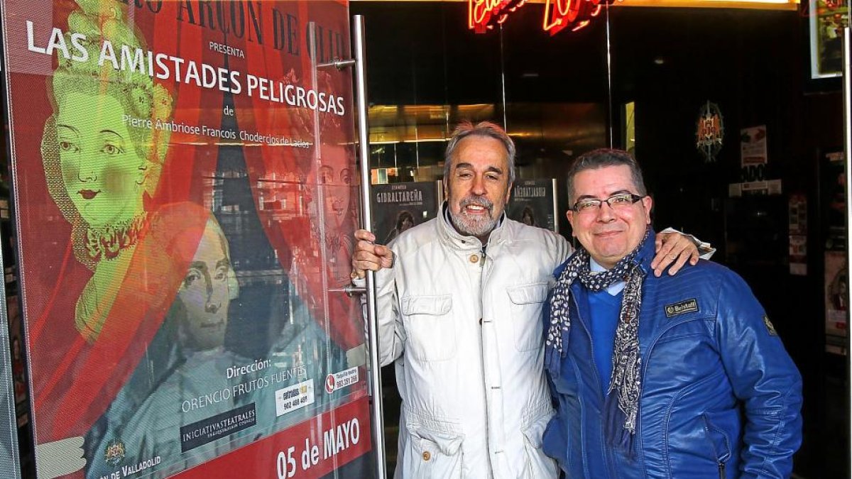 Frutos y Casado junto al cartel de ‘Las amistades peligrosas’.-J. M. LOSTAU