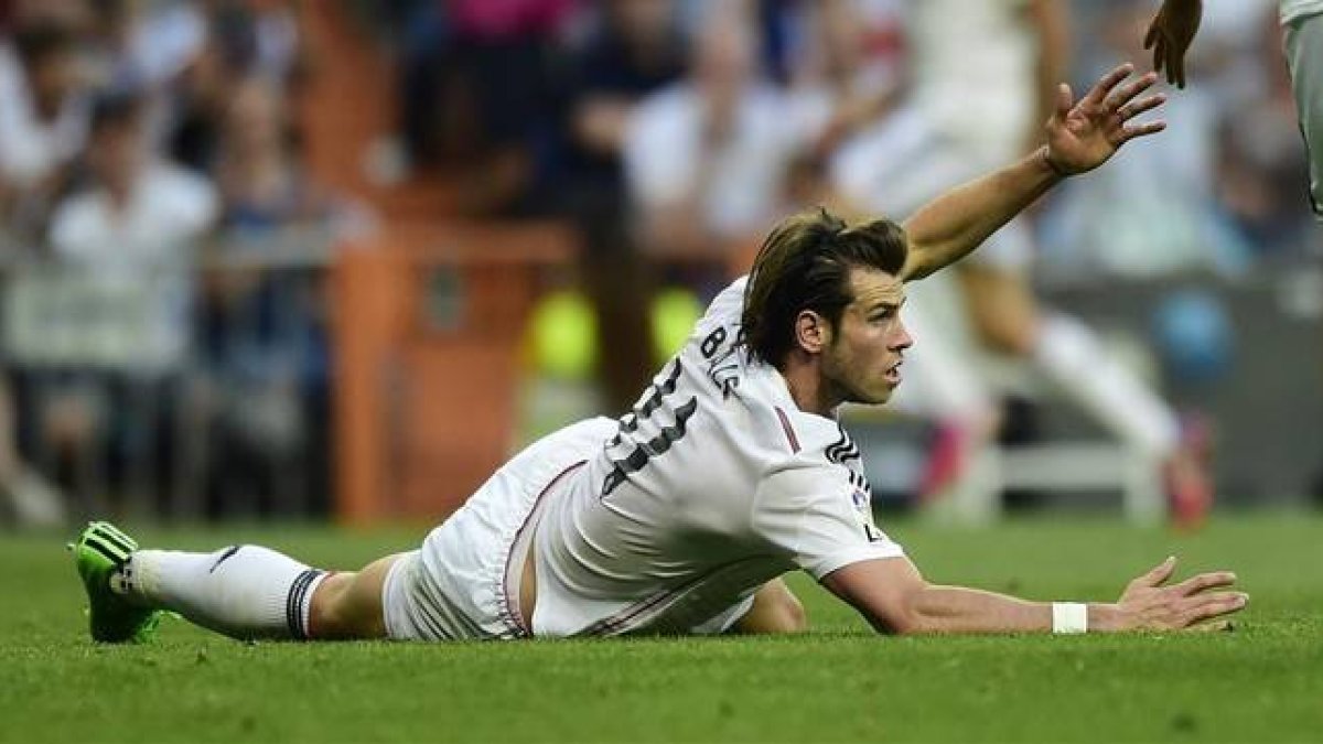 Bale reclama al árbitro una falta durante la visita del Valencia al Bernabéu.-Foto: AFP / PIERRE-PHILIPPE MARCOU