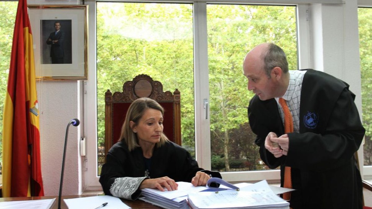 El abogado de la Asociación, Martín Ochoa, conversa con la juez titular del Juzgado de 1ª Instancia e Instrucción, María Nuria García Gil.-ICAL