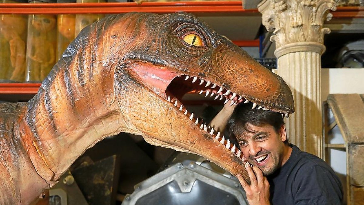 Miguel Lobato con un dinosaurio hecho en su taller.-J. M. LOSTAU