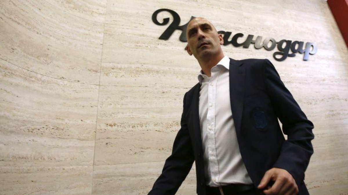 Luis Rubiales se dispone a anunciar la destitución de Lopetegui.-MANU FERNANDEZ (AP)