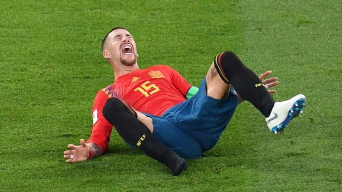 Sergio Ramos se queja tras recibir una entrada en el partido ante Marruecos.-AFP