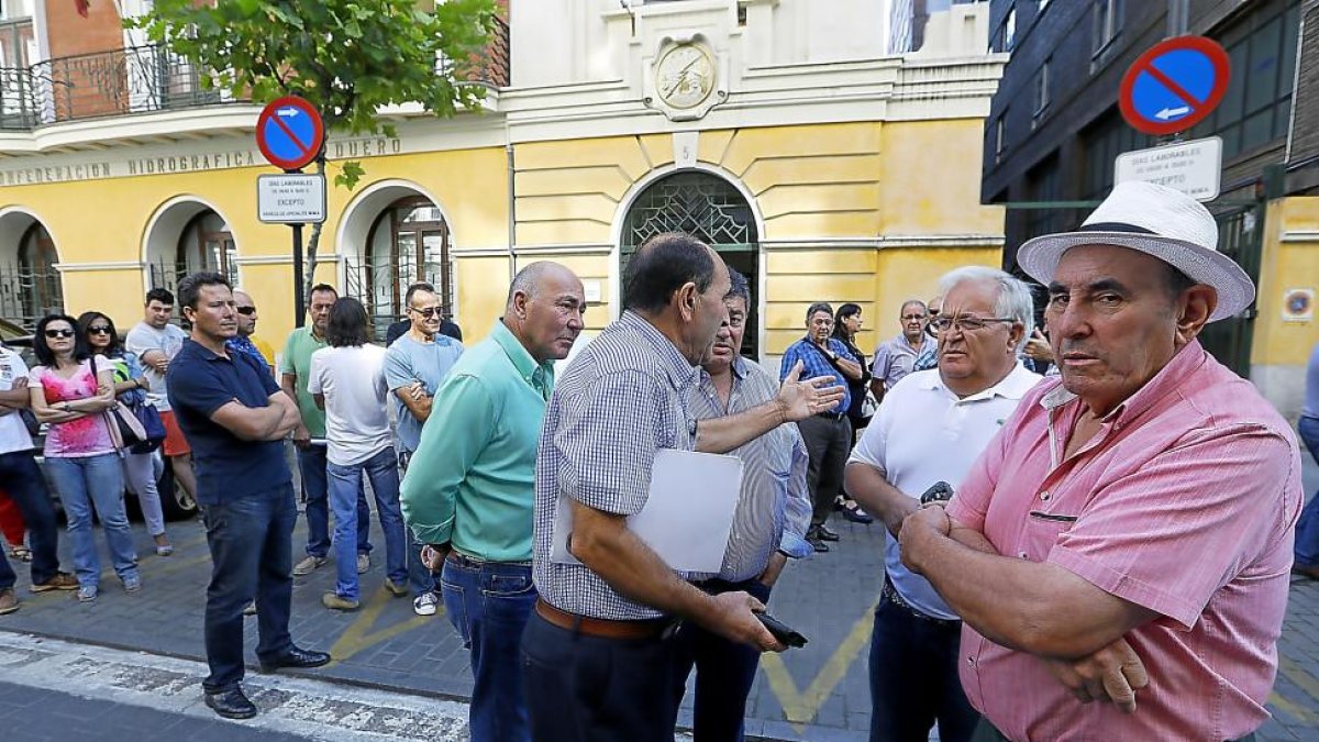 Agricultores vallisoletanos a la salida de una reunión en la sede de la CHD.-J.M. LOSTAU