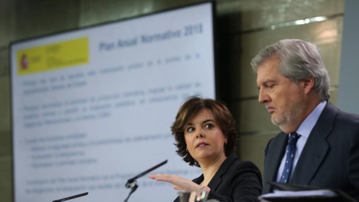 Íñigo Méndez de Vigo y Soraya Saénz de Santamaría en la rueda de prensa posterior al Consejo de Ministros.-DAVID CASTRO