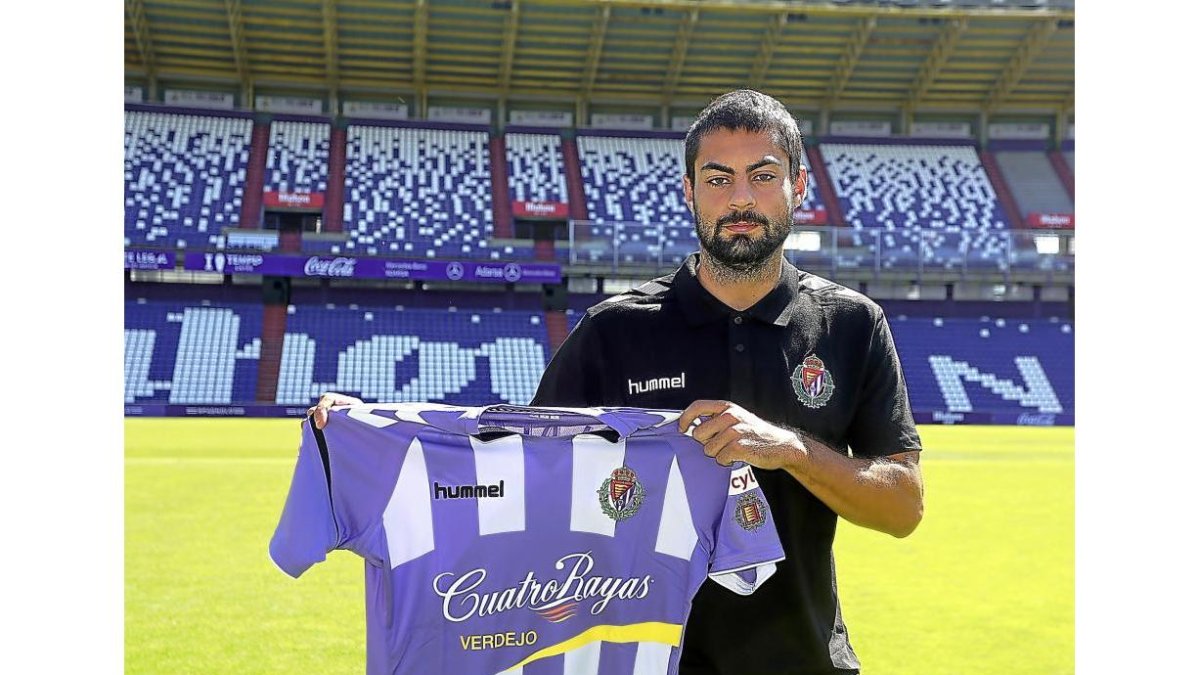 Asier Villalibre posa en el José Zorrilla con su nueva camiseta, cuyo dorsal aún no está decidido.-BALCAZA