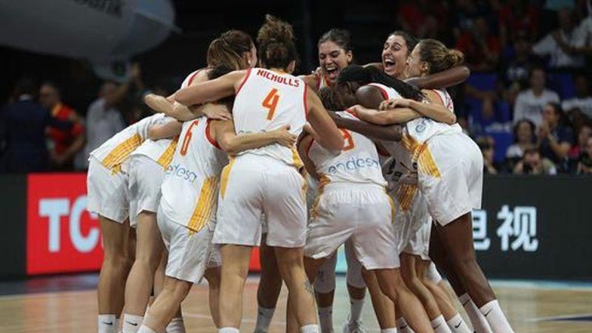 La jugadoras de la selección española celebran su victoria sobre el combinado de Bélgica a la finalización del encuentro por la medalla de bronce del la Copa del Mundo de Baloncesto Femenino FIBA 2018 disputado en el Santiago Martín Arena de Tenerife.-EFE