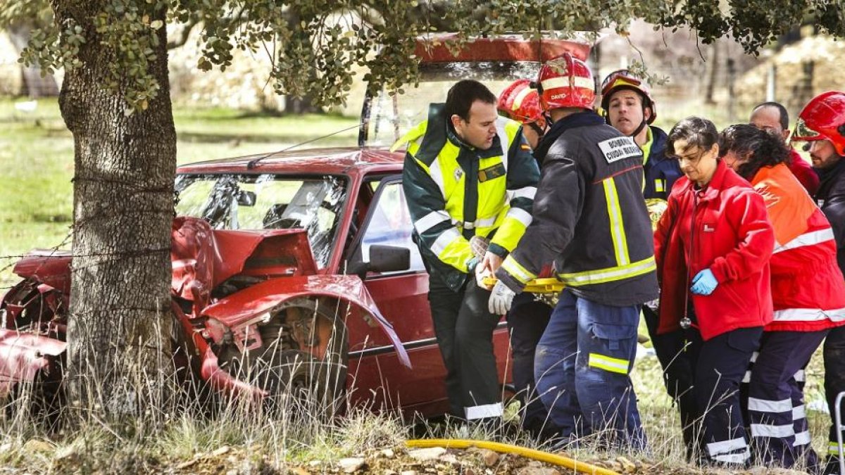 Herida grave en un accidente en Alba de Yeltes(Salamanca). La herida ha tenido que ser rescatada del interior del vehículo por los bomberos de Ciudad Rodrigo-ICAL