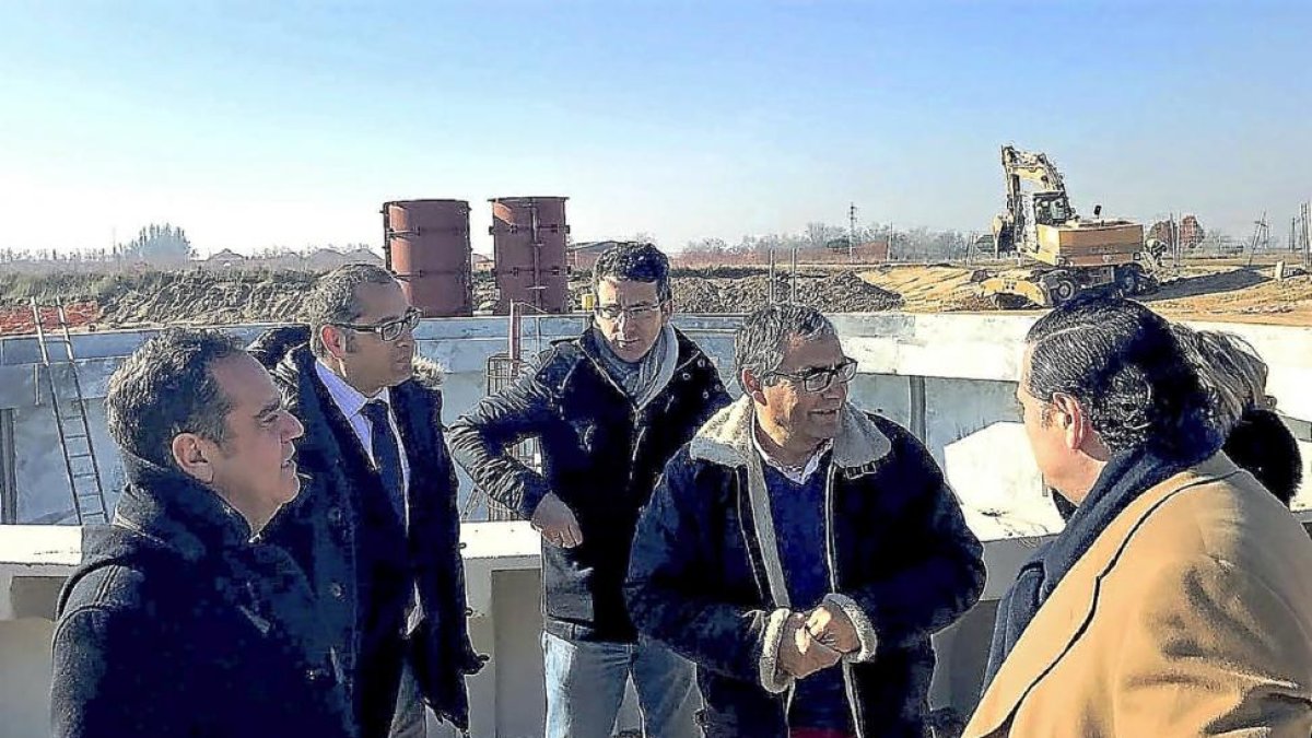 Pablo Trillo junto al alcalde de Cabezón, Arturo Fernández y técnicos de la empresa constructora, ayer.-EL MUNDO