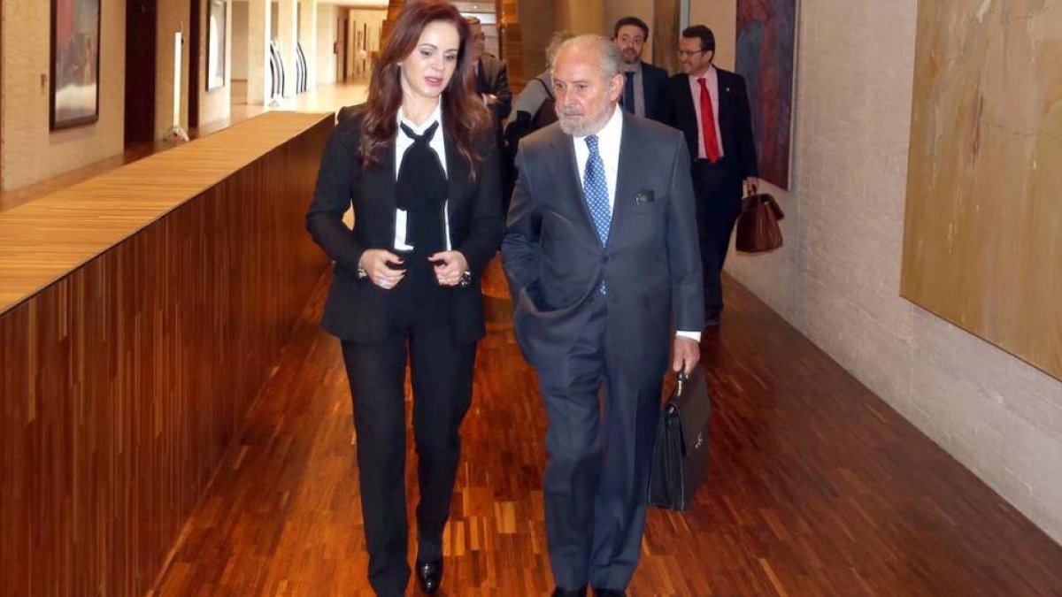 La presidenta de las Cortes, Silvia Clemente, y el catedrático de Derecho Constitucional Manuel Aragón.-ICAL