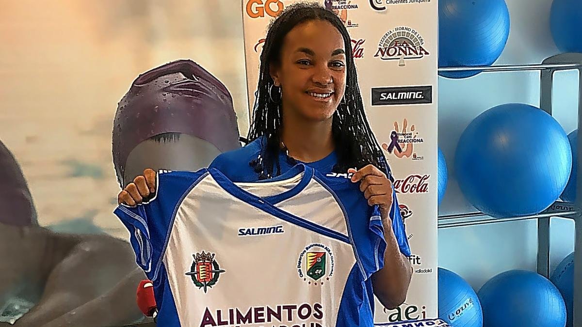 La argentina Joana Bolling posa con la camiseta del Aula.-EL MUNDO