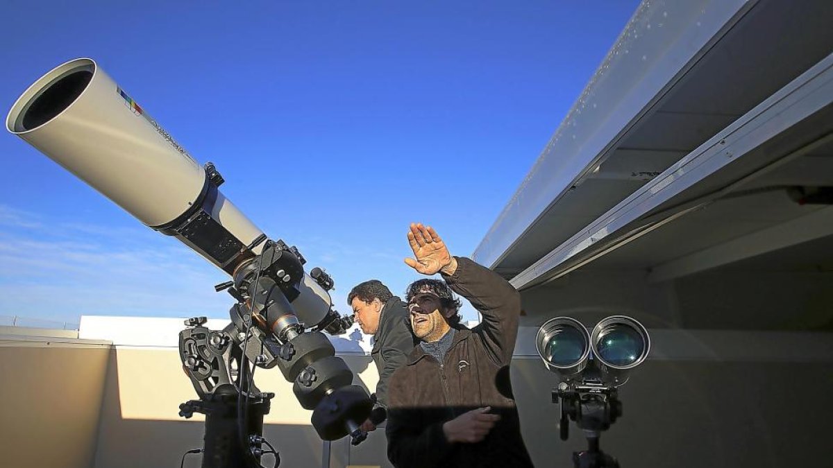 Jon Teus visionando el cielo con el telescopio del Centro Astronómico de Tiedra.-ICAL