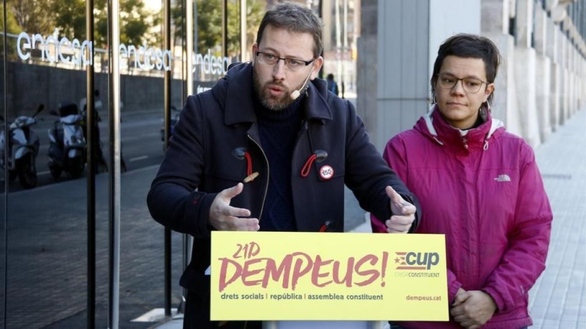 Los diputados de la CUP Vidal Aragonés y Natalia Sánchez, en un mitin la pasada campaña electoral.-JORDI PUJOLAR (ACN)