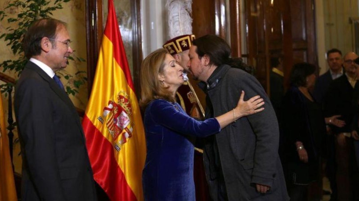 Pablo Iglesias besa a la presidenta del Congreso, Ana Pastor, el día de la Constitución.-DAVID CASTRO