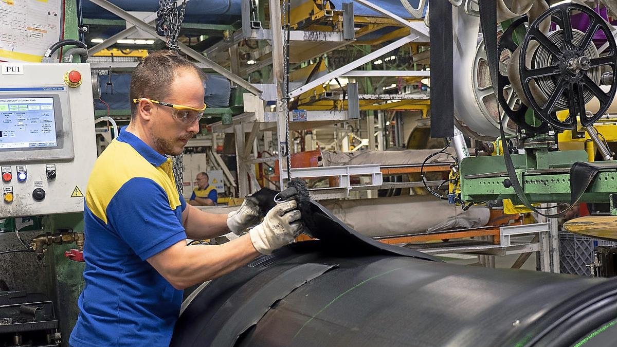 Uno de los empleados de la planta en Valladolid realiza su trabajo equipado con su traje de protección correspondiente.-MICHELIN
