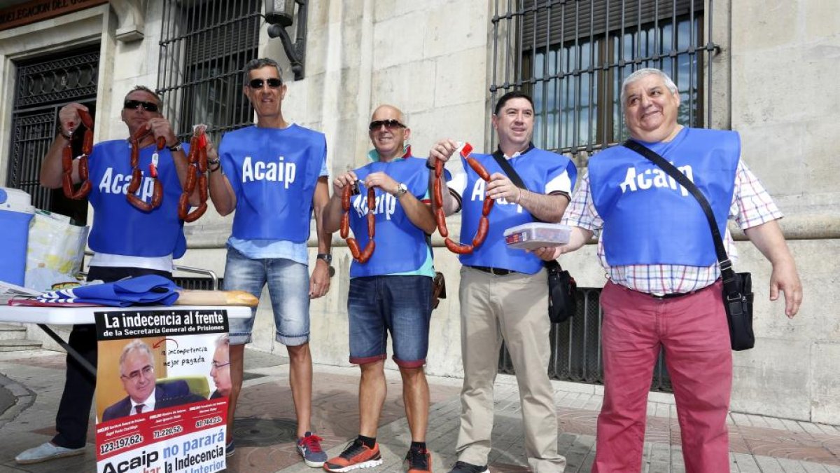 Los trabajadores de prisiones muestran los chorizos que han regalado a los ciudadanos.-ICAL
