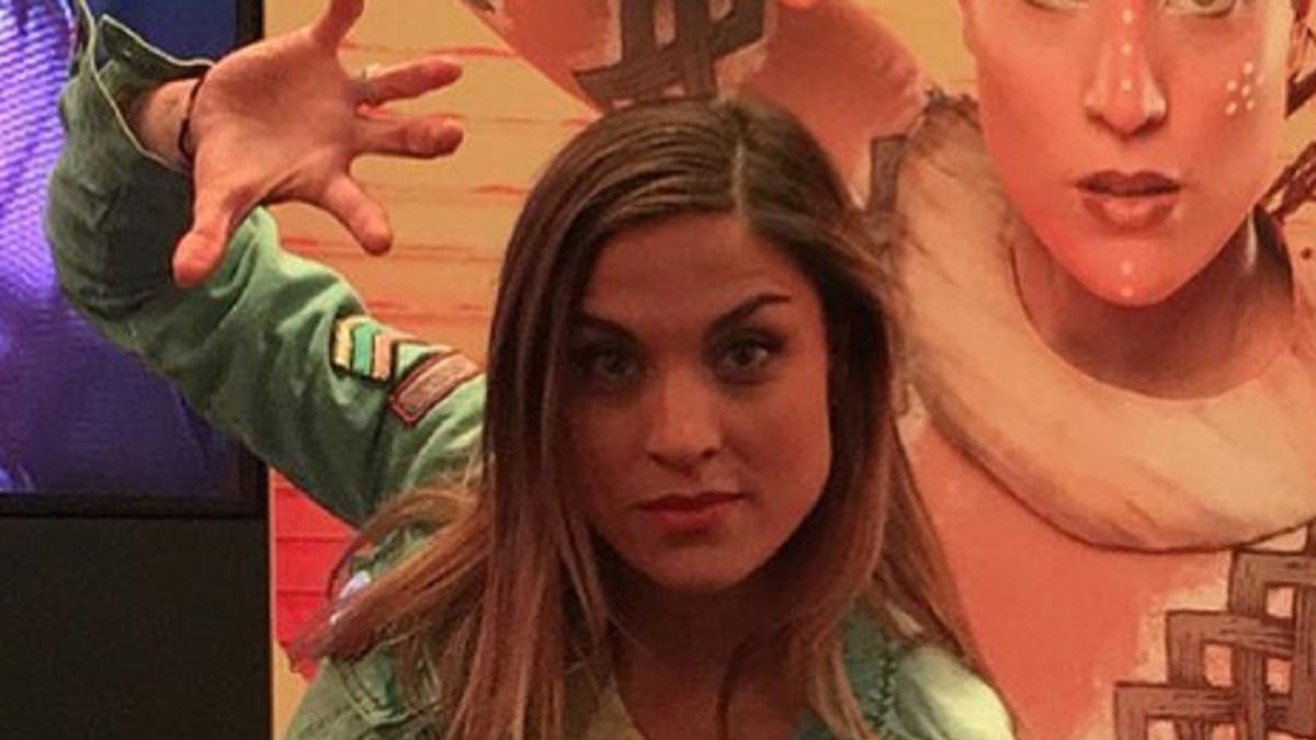Cristina Llorente junto a un cartel promocional de ‘El rey León’ en el que aparece ella.-EL MUNDO