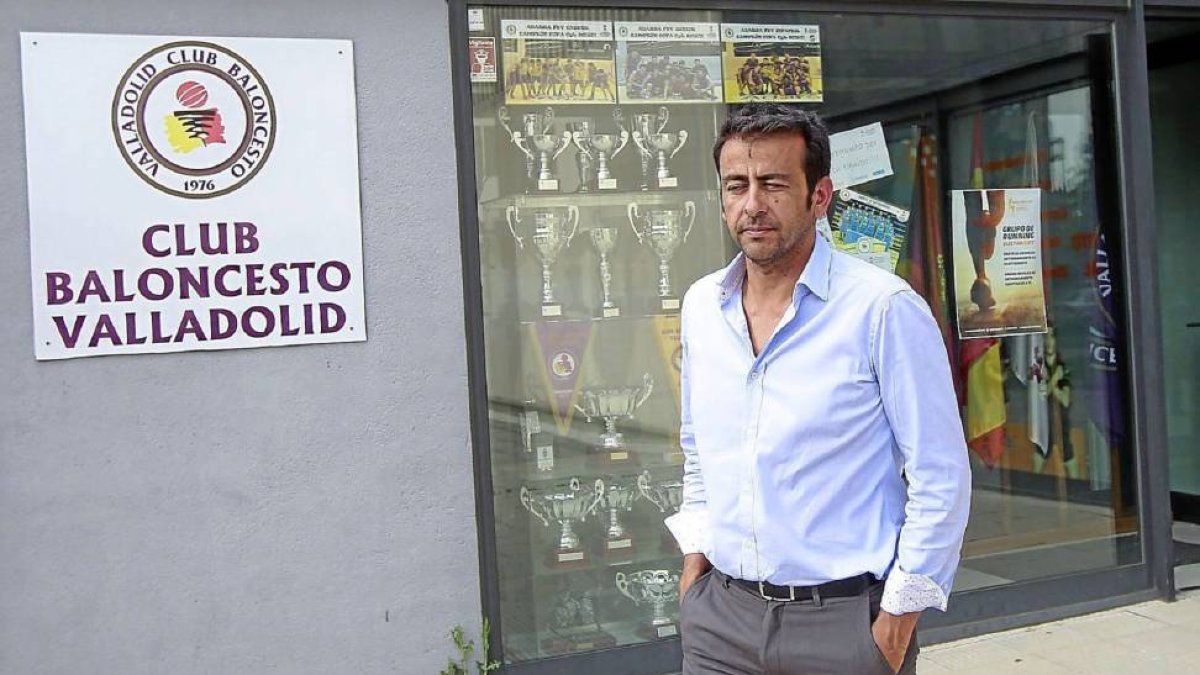 Sunil Bhardwaj sale del despacho de las oficinas del CB Valladolid.-J. M. Lostau